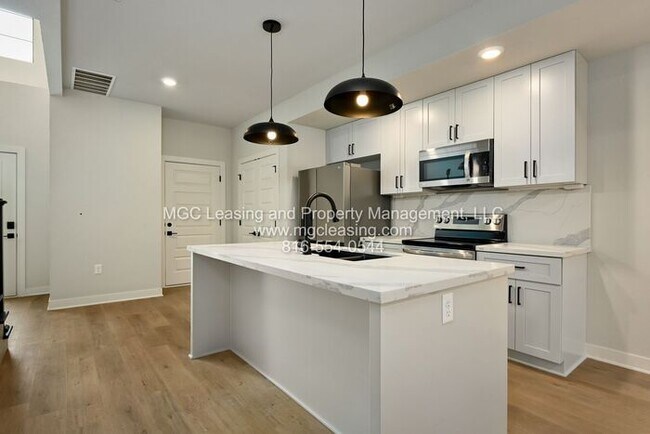 Building Photo - Welcome to Oak Ridge Falls Townhomes in Raymore, MO - Tours Available Today!