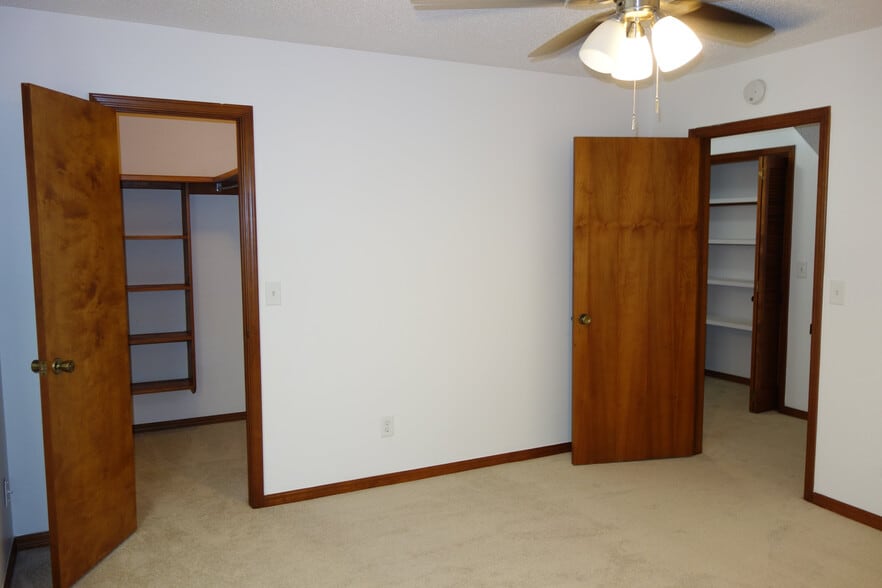 Second bedroom with walk-in closet - 7116 S Indianapolis Ave