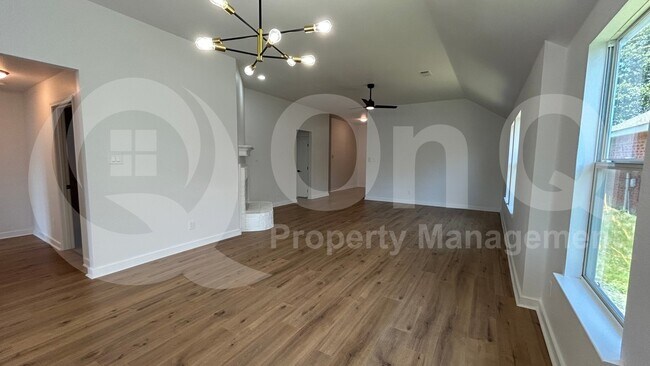 Building Photo - 1028 Aviary Dr