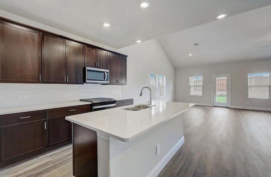 Building Photo - 410 Stagg St