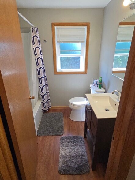 Upper Bath - 849 County Road K