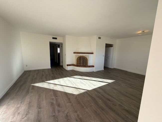 Building Photo - Price Reduced Completely remodeled and beautiful 2 Bedroom apartment available - Contact Property...