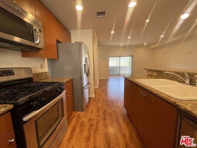 Building Photo - 15024 Magnolia Blvd