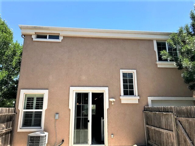 Building Photo - UPDATED 3 BED, 2.5 BATH, 1127 SQ FT