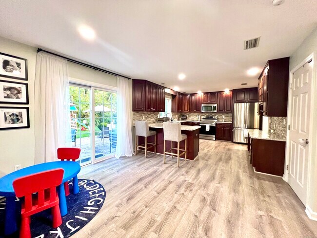 Building Photo - 4 Cobblestone Ct