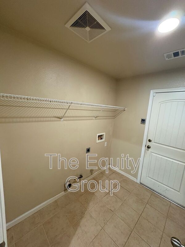 Building Photo - 3316 W Wren Ave