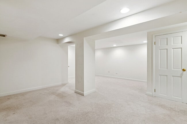 Building Photo - 749 Lakeview Point