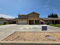 Building Photo - 4 bedroom 3 bathroom in SE Visalia!