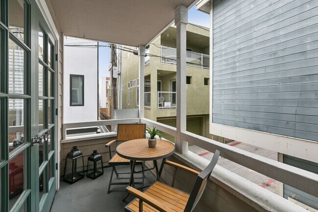 Building Photo - Spacious 3 BD/3 BA Furnished Home Near Mission Beach 9-Month Lease