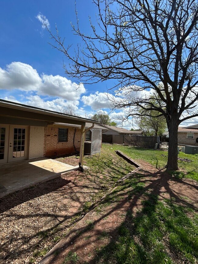 Building Photo - 3 bedroom, 1 3/4 baths NOW AVAILABLE in the Eisenhower School District!