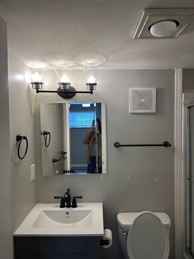 Building Photo - Evian Tower Condominium: 1BD/1BA and comes with assigned parking space. AVAILABLE NOW 2/1/24