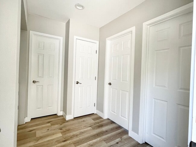 Building Photo - 2 Bedroom 1 Bath Room Fully Updated Single...