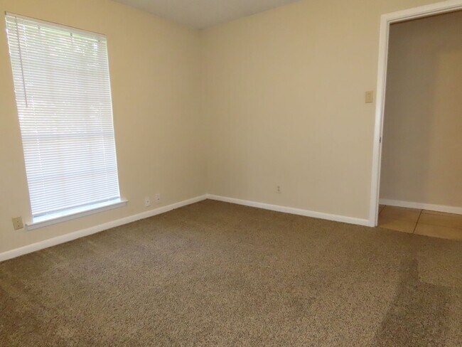 Building Photo - South Tyler! Spacious 3 Bedroom, 2 Bath Du...