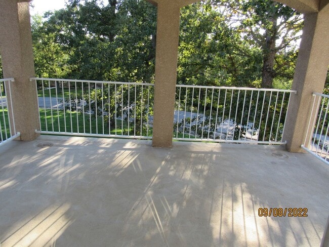 Building Photo - 4 bedroom duplex in Camdenton