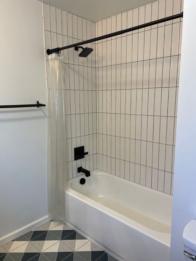 Building Photo - $300 OFF 1st Month's RENT!! - East Medford...