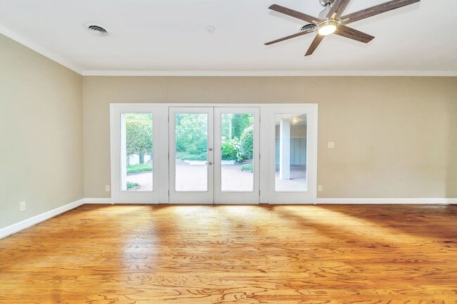 Building Photo - ** 3 bed 2 bath located in McGehee Estate ...