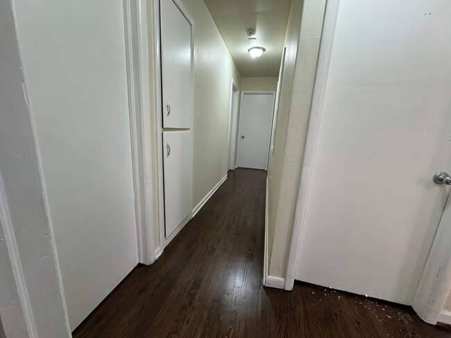 Building Photo - Move-In Ready Rental with Detached Garage