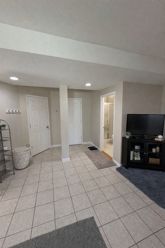 Building Photo - 30+ Day Stays | Fully Furnished 5 Bed Home w/Utilities included | 3 Car Garage | Great Community ...