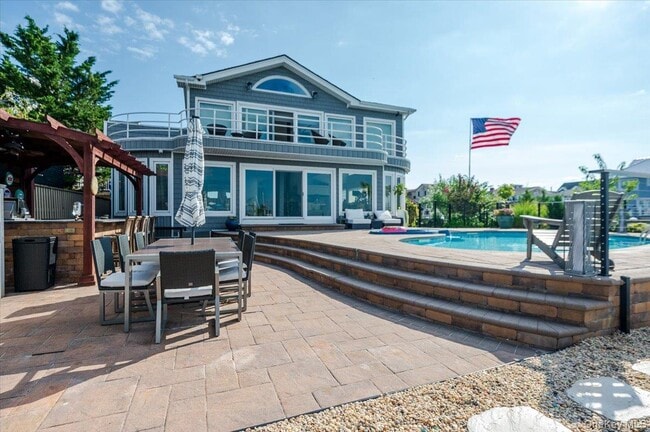 Building Photo - 94 Heron St