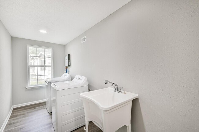 Building Photo - 305 Red Haven Dr