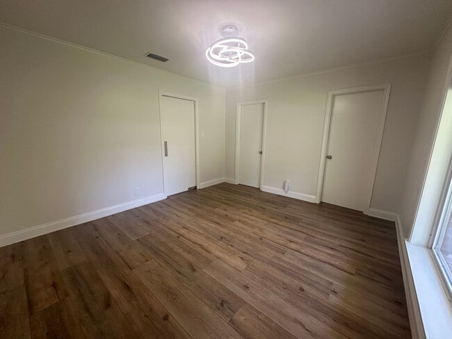 Building Photo - Gorgeous 3 Bedroom South Highland Home wit...