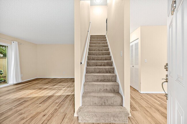Building Photo - North Tacoma Condo Living | 2 Bed, 1.5 Bath End-Unit | Great Amenities!
