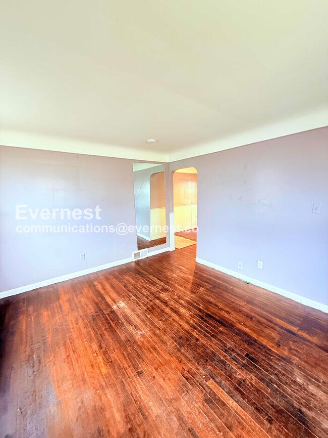 Building Photo - 3 Bed/1 Bath Home with Detached Garage / Vouchers Accepted / Available Now!