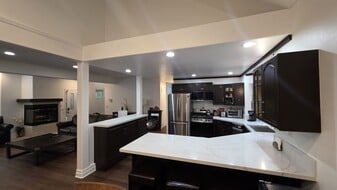 Building Photo - 321 Emerald Dr