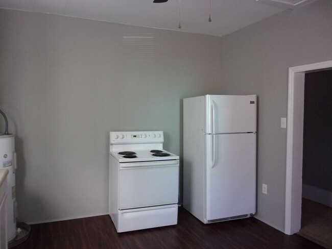 Building Photo - Spacious 2 Bedroom 1 Bath Home with Laundry