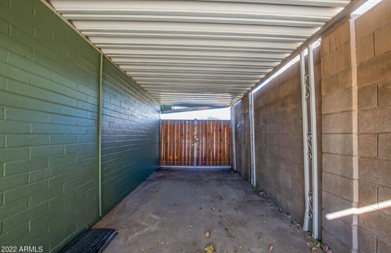 Building Photo - 2429 W Sunnyside Ave