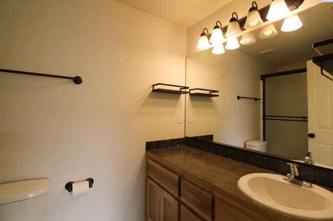 Building Photo - 3 bed, 2 bath home in Pasco