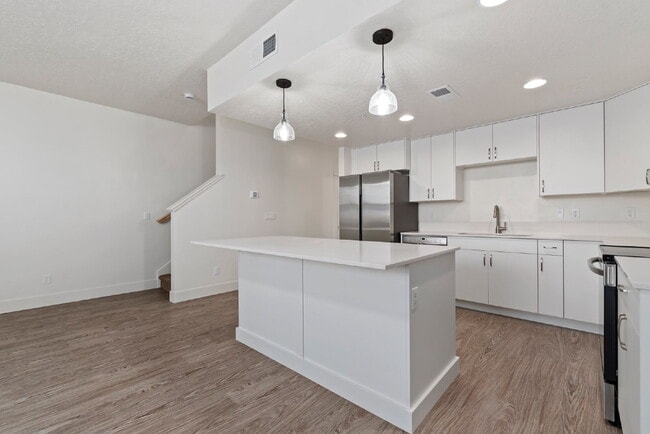 Building Photo - "Discover Comfort & Style: Spacious 3-Bed,...