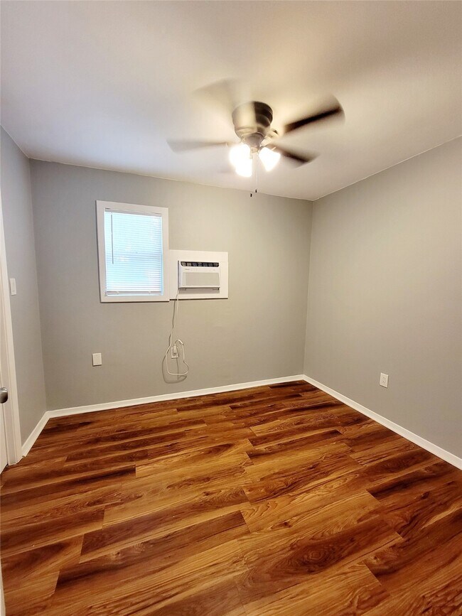 Building Photo - 15590 Magnolia Park