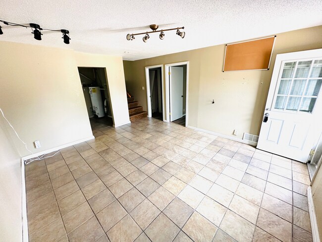 Building Photo - For Lease: Split-Level Ranch Home (4-Beds/2-Baths)