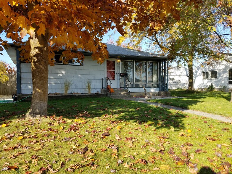 Building Photo - 122 W Amherst Ct