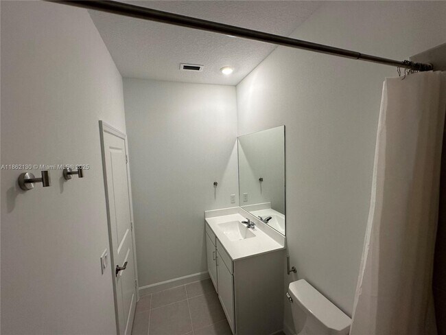 Building Photo - 402 SE Crossoak Ln