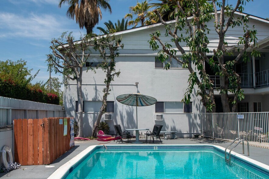 Building Photo - 5230 Vesper Ave