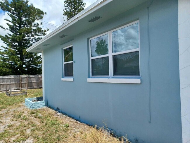 Building Photo - 355 NW 8th Ave