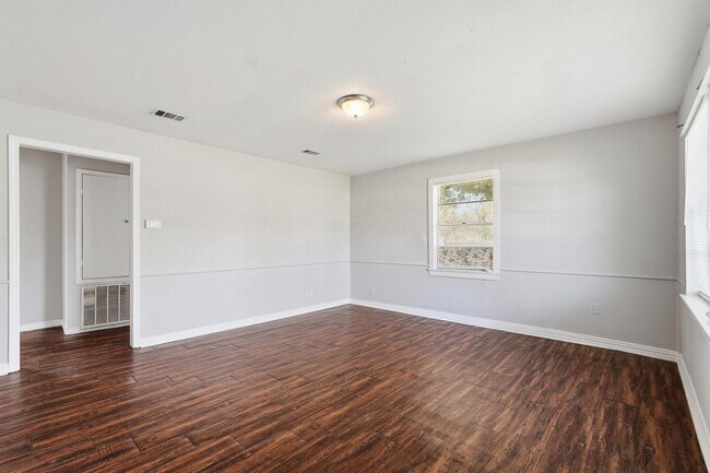 Building Photo - 729 13th Ave N