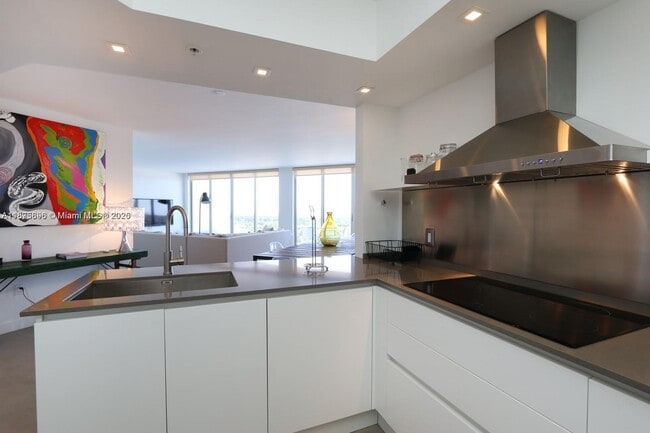 Building Photo - 1900 Sunset Harbour Dr