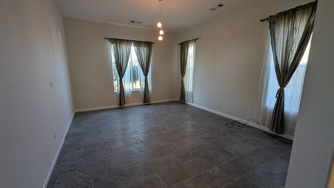 Building Photo - Immaculate 4 Bedroom 2.5 Bath Home in Sierra Meadows