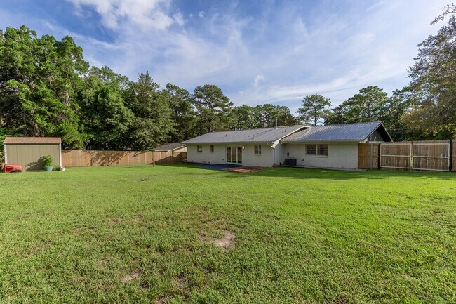 Building Photo - 559 Marsim Dr