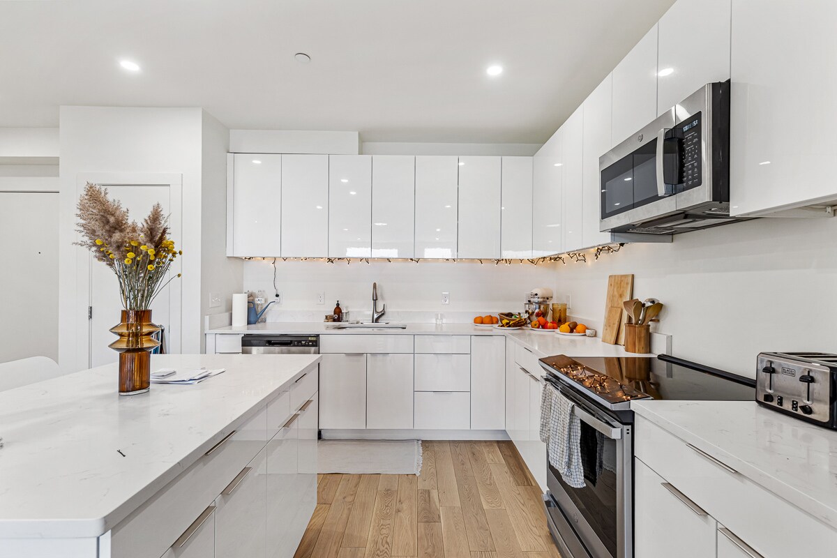 Building Photo - 123 Friendship St