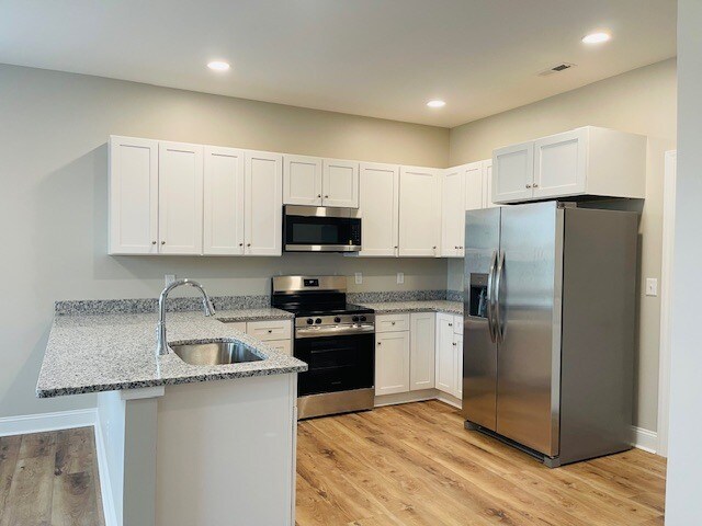 Building Photo - 2903 Newport Cir