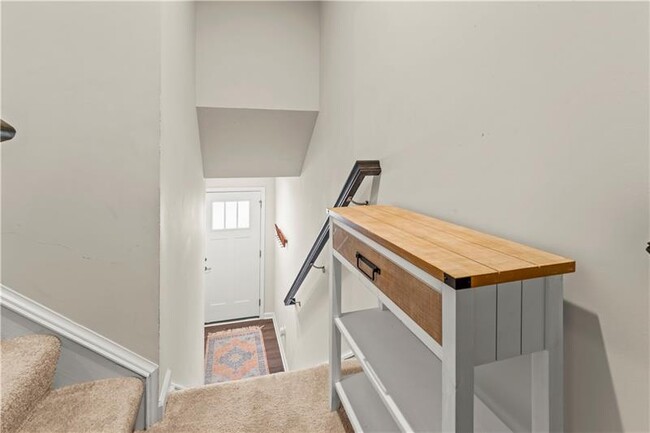 Building Photo - 484 Greenwood Dr