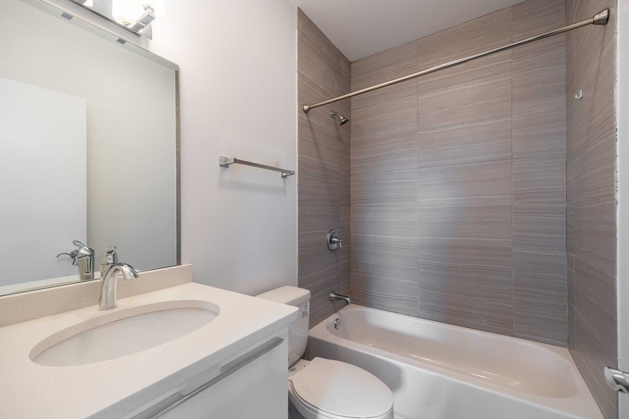 Building Photo - 2700 W North Ave