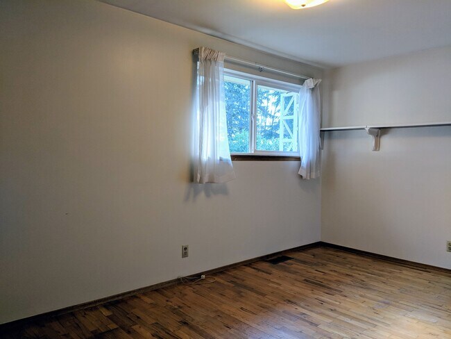 Building Photo - Spacious 3 Bed 2.5 Bath in Seatac
