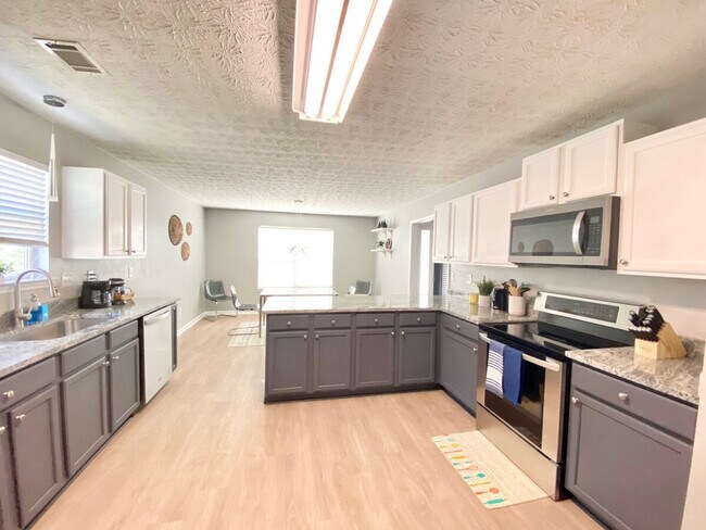 Building Photo - 220 Brookstone Trail