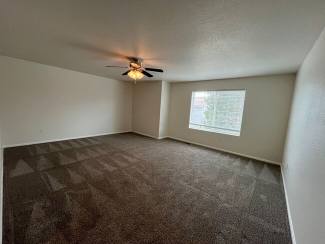 Building Photo - 5 Bed, 3.5 Bath with A/C, Available Now! -...