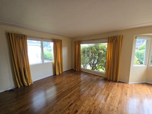 Building Photo - 3BD/2BA Eureka home is close to Sequoia Park, boasts infrared sauna!